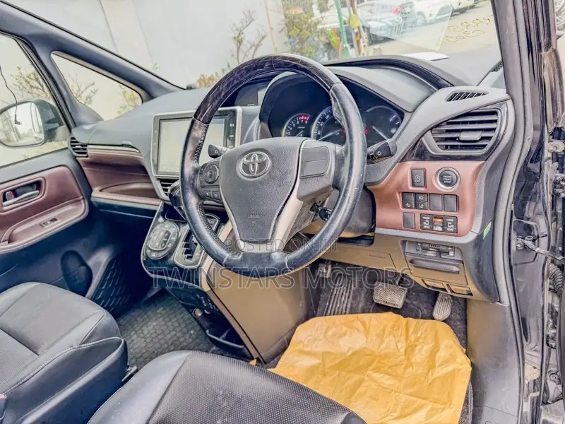 Toyota Esquire 2.0 FWD (8 seater) 2019 White