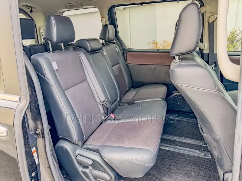 Toyota Esquire 2.0 FWD (8 seater) 2019 White