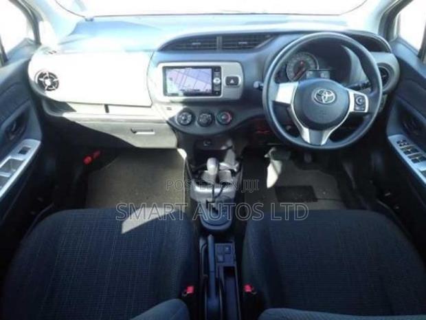Toyota Vitz 2017 Silver - thumbnail 3