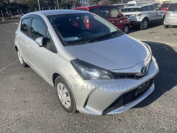 Toyota Vitz 2017 Silver - thumbnail 5