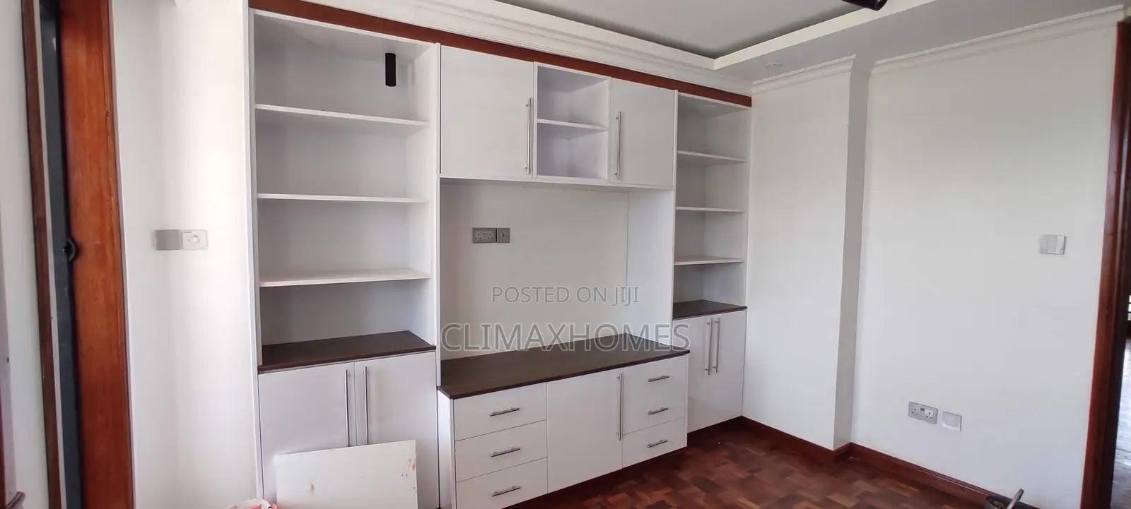 5bdrm Villa in Ololua, Oloolua for sale