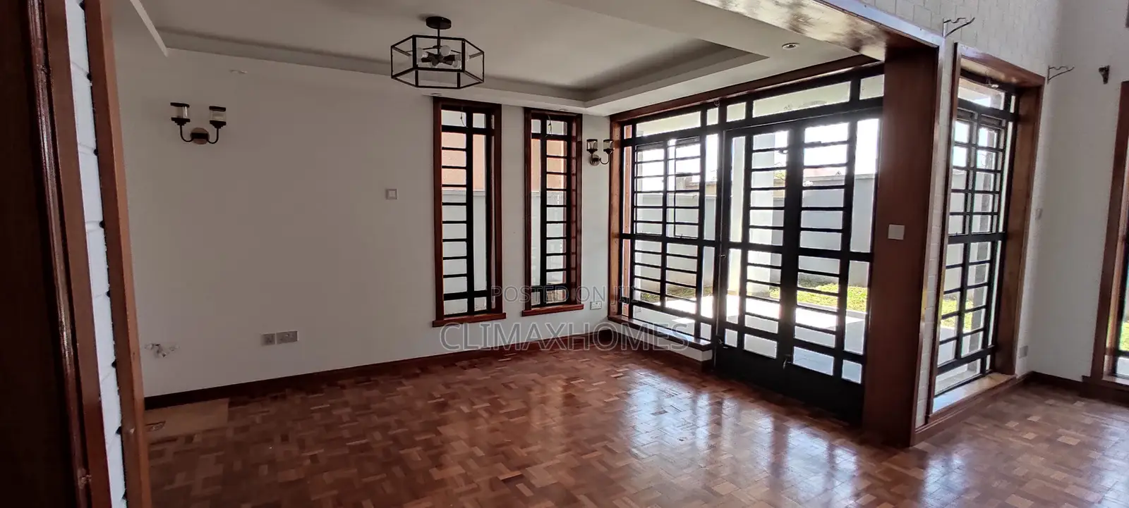 5bdrm Villa in Ololua, Oloolua for sale