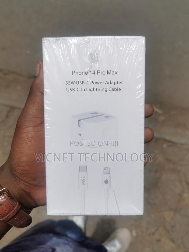 35 Watts Fast Charge iPhone 14 Charger - main view