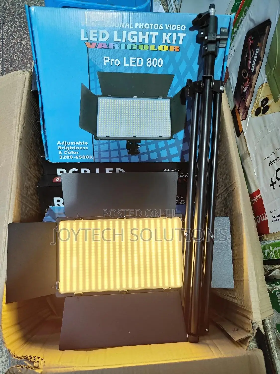 Pro Led 800+ TRIPOD ,Two Batt , AC Adapter, Camera Shoe.