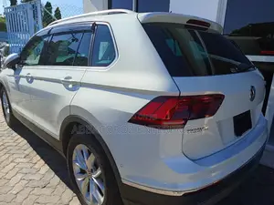 Volkswagen Tiguan 2.0T SEL FWD 2017 Pearl