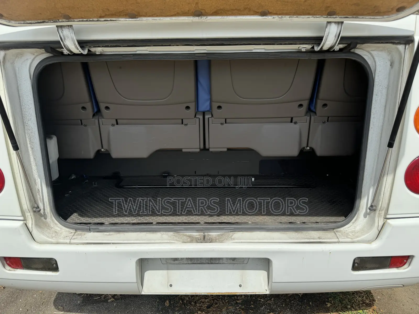 Mitsubishi Fuso Rosa 2017 White