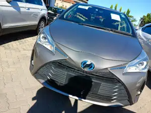 Toyota Vitz 1.5 FWD Hybrid 5dr 2017 Gold