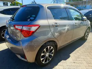 Toyota Vitz 1.5 FWD Hybrid 5dr 2017 Gold