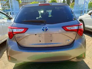 Toyota Vitz 1.5 FWD Hybrid 5dr 2017 Gold