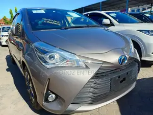 Toyota Vitz 1.5 FWD Hybrid 5dr 2017 Gold