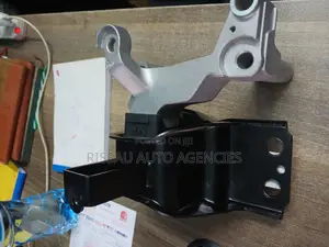 Nissan Xtrail Right Engine Mounting.