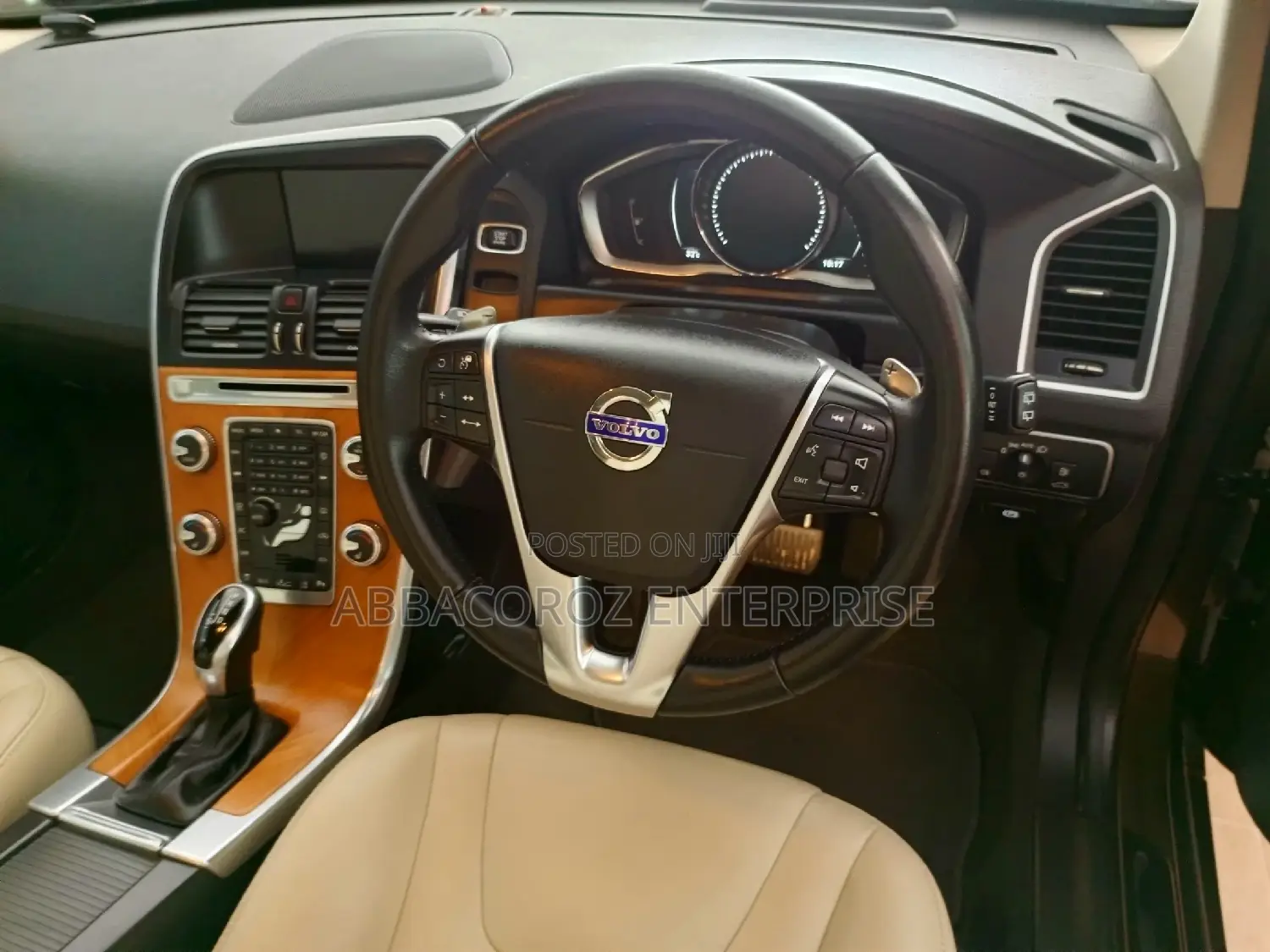 Volvo XC60 T6 R-Design AWD 2017 Gold