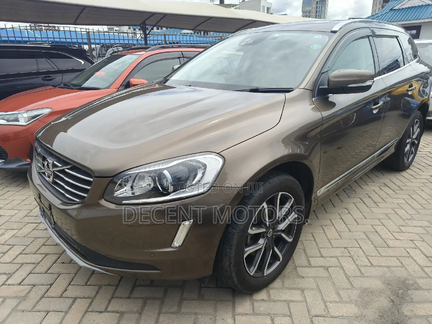 Volvo V60 T5 Platinum AWD 2017 Gold