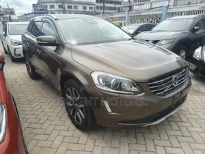 Volvo V60 T5 Platinum AWD 2017 Gold
