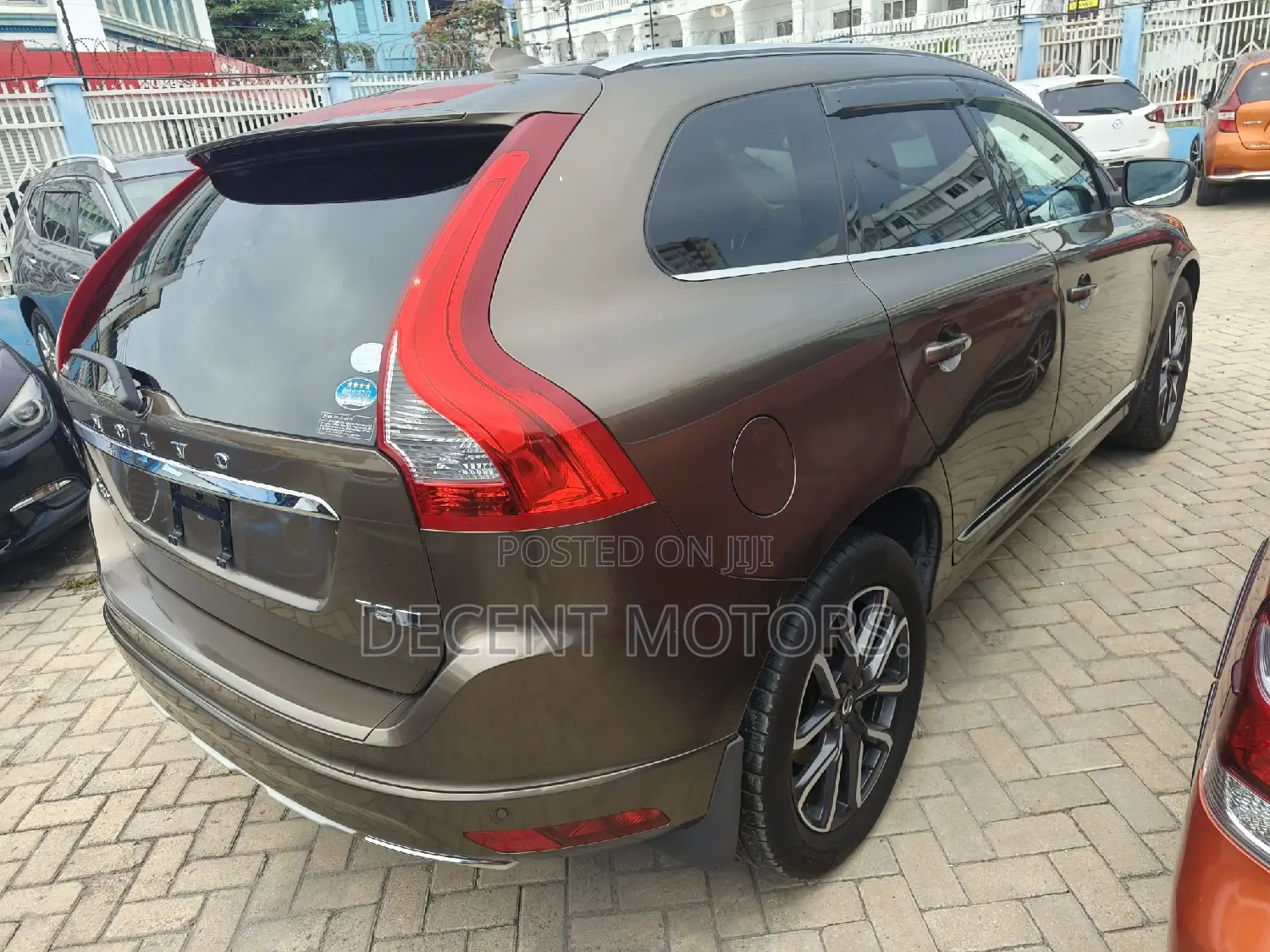 Volvo V60 T5 Platinum AWD 2017 Gold