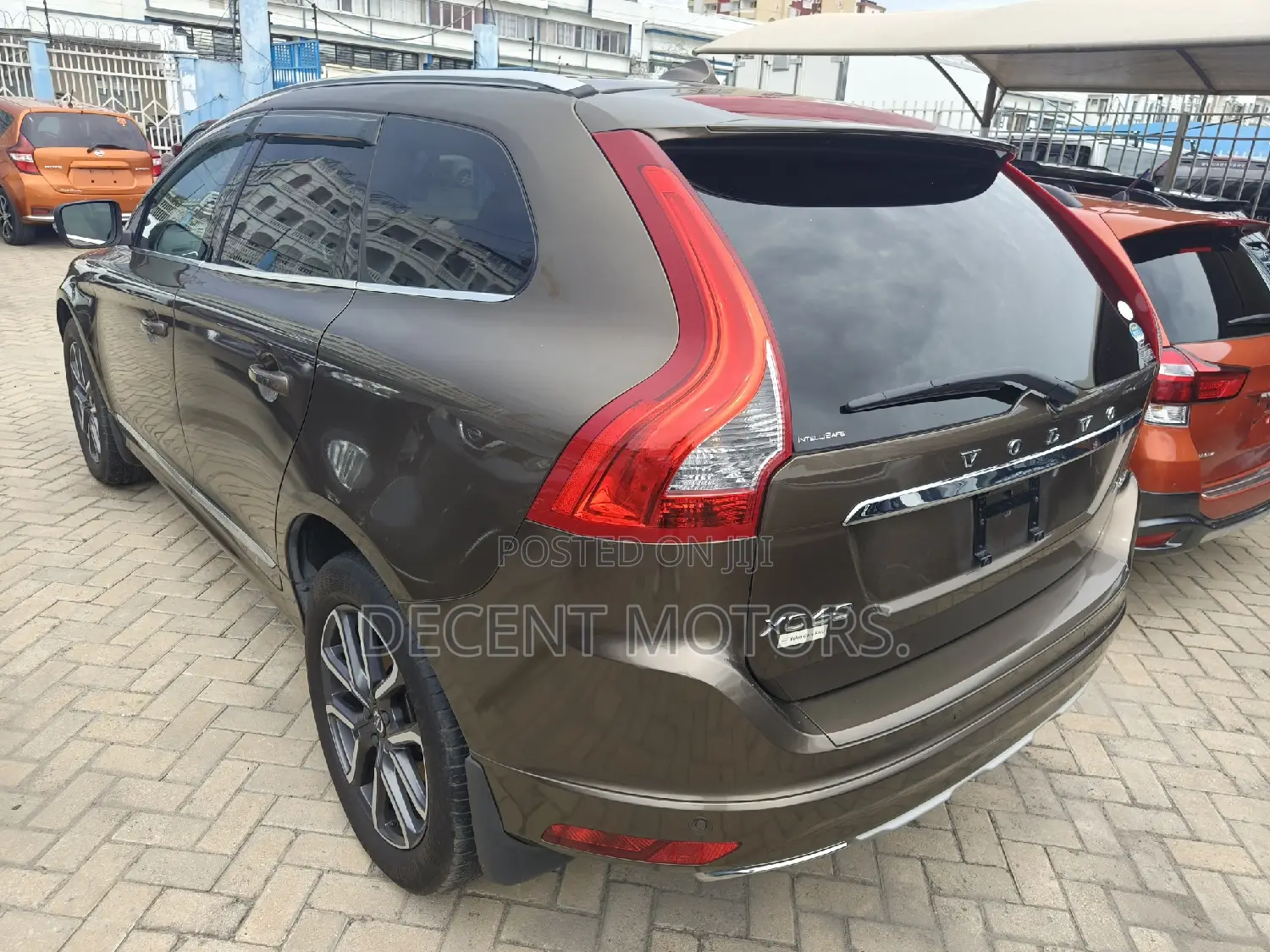 Volvo V60 T5 Platinum AWD 2017 Gold