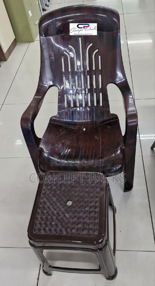 Relaxo Chair + 1 Stool. - main view