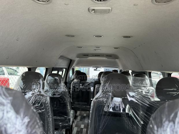 Toyota Grand HiAce 2017 Silver - thumbnail 3