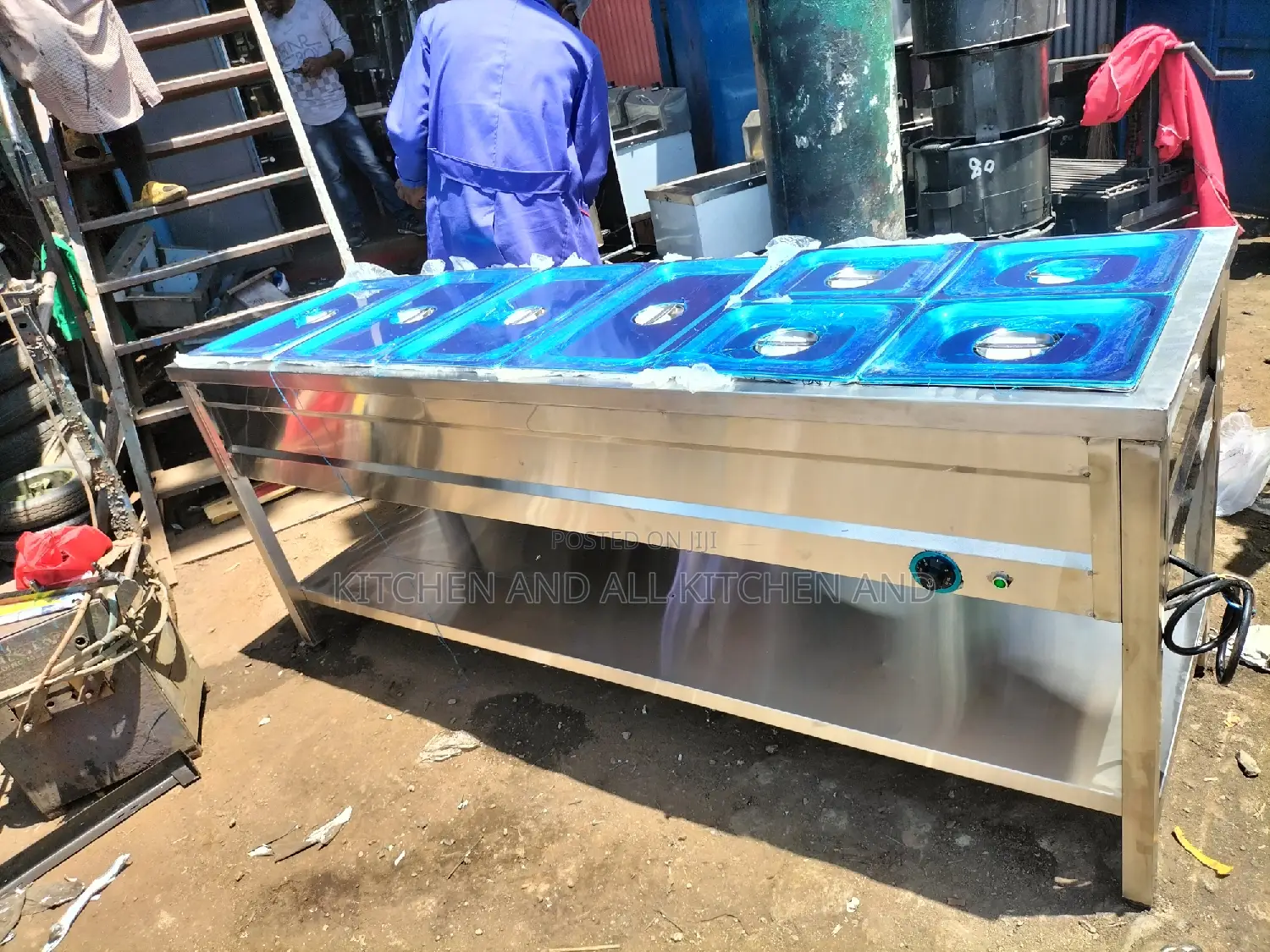 Food Display With an Undershelf