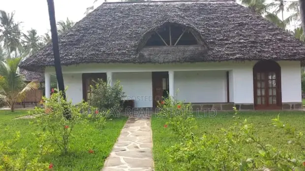 3bdrm Bungalow in 3Br Sitting On 2, Town Centre for sale