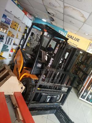 2000kgs/2ton Electric Forklift Truck - main view