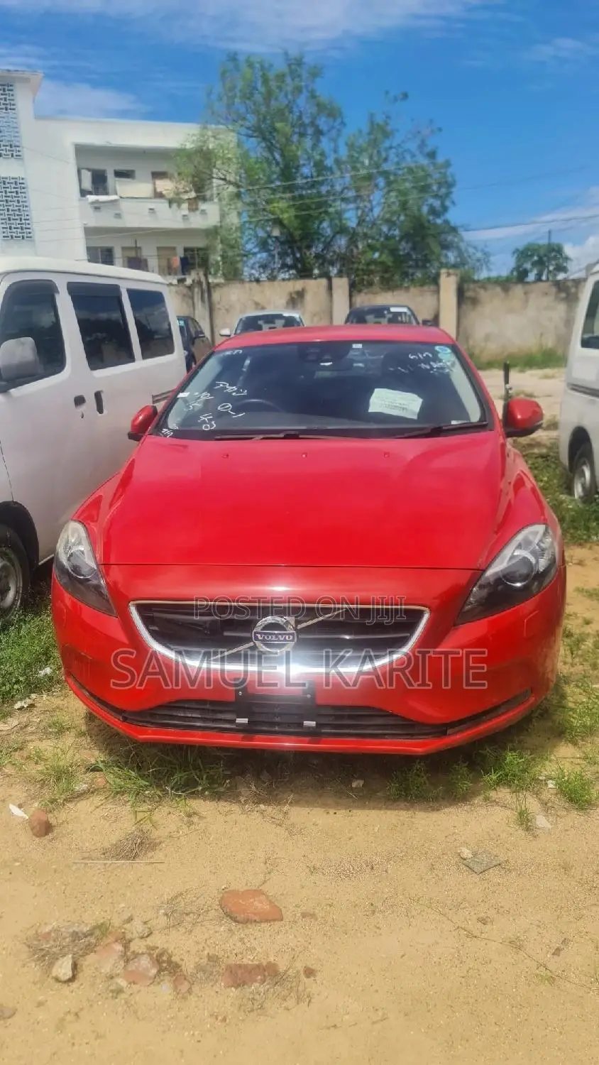 Volvo V40 2017 Red
