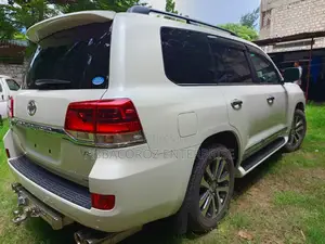Toyota Land Cruiser 4.6 V8 ZX 2017 Pearl