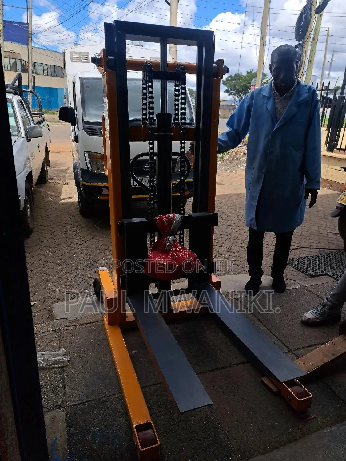 Hydraulic Manual Stacker. - 2000kgs.