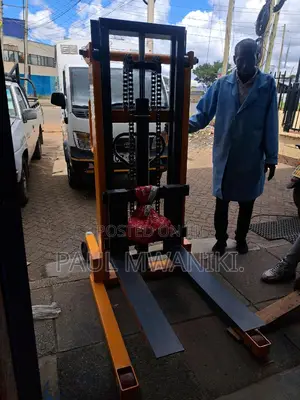 Hydraulic Manual Stacker. - 2000kgs.