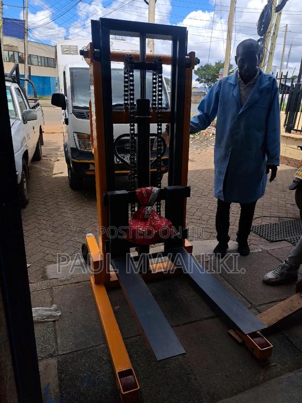 Hydraulic Manual Stacker. - 2000kgs. - thumbnail 6