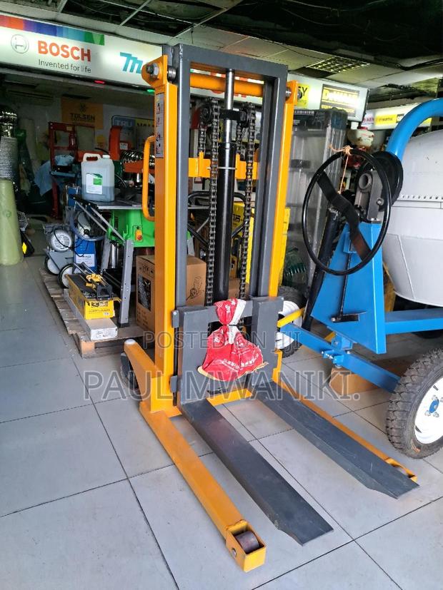 Hydraulic Manual Stacker. - 2000kgs. - main view