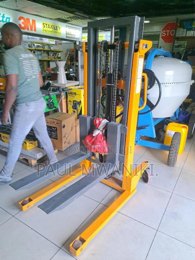 Hydraulic Manual Stacker. - 2000kgs. - thumbnail 3