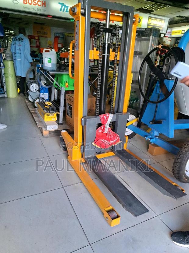 Hydraulic Manual Stacker. - 2000kgs. - thumbnail 4