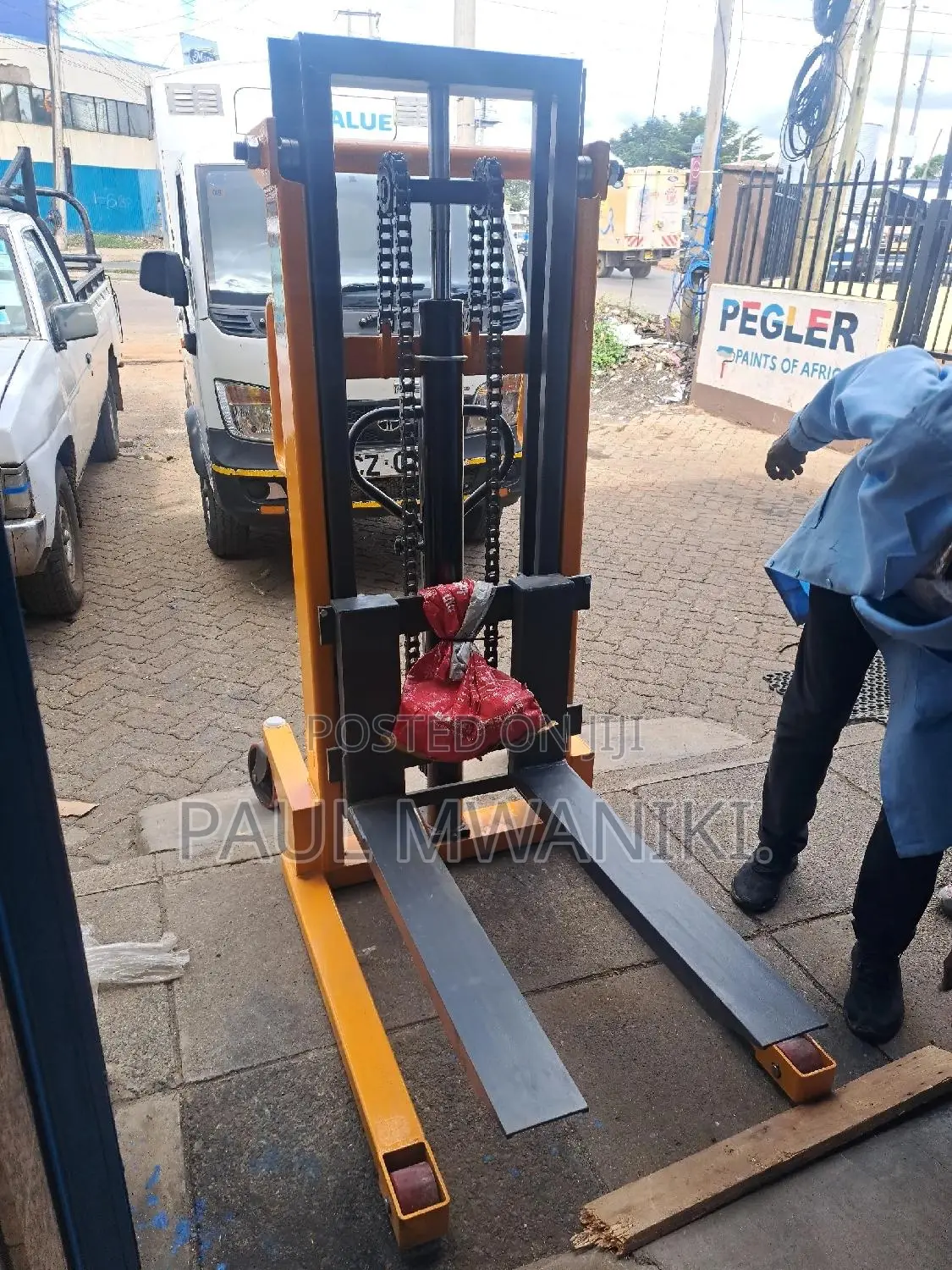 Hydraulic Manual Stacker. - 2000kgs.