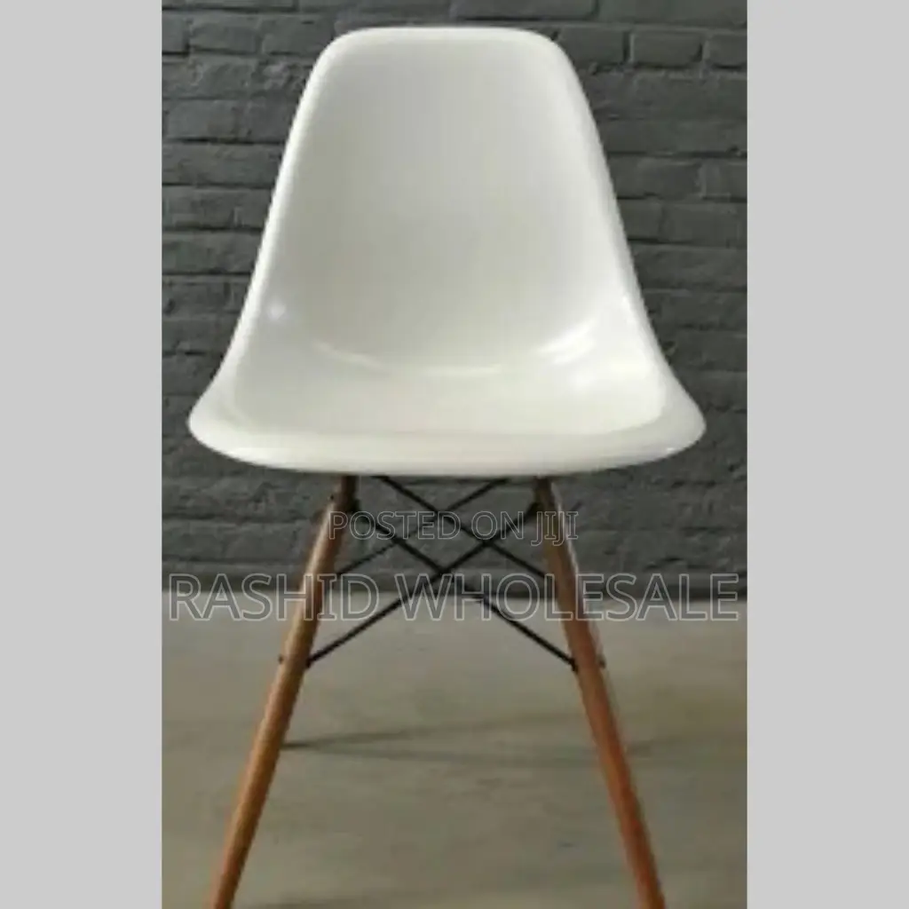 ✓Eames Plastic Chair, White