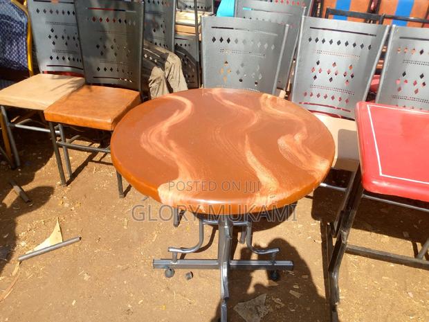 Restaurants and Bar Round Table - main view