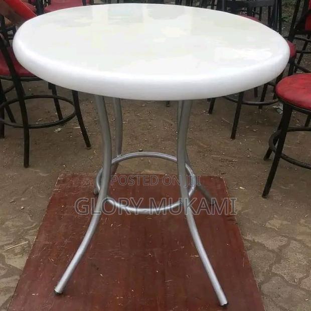 Restaurants and Bar Round Table - main view