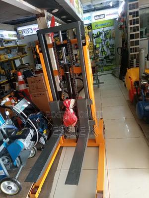 Heavy Duty Manual Stacker Hydraulic 2tons/2000kgs - thumbnail 2