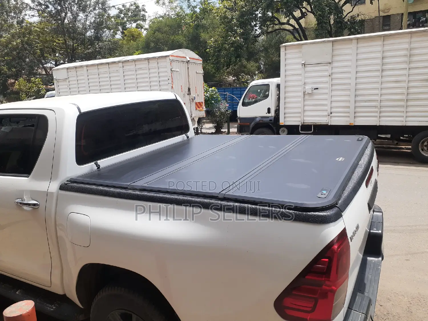 Tri-Fold Hard Lid Tonneau Cover for Toyota Hilux