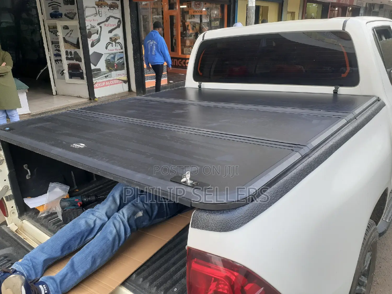 Tri-Fold Hard Lid Tonneau Cover for Toyota Hilux