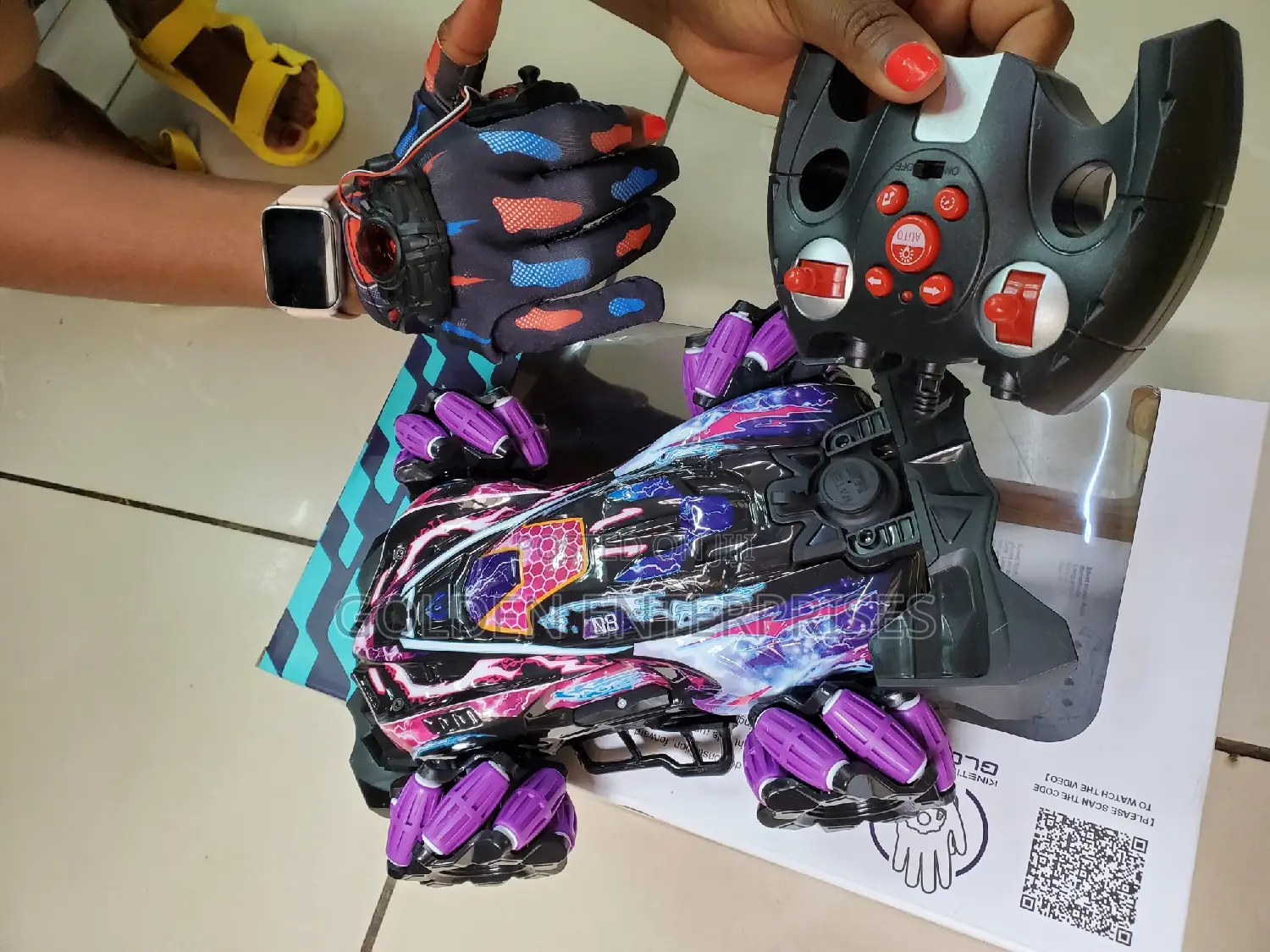 Rc Stunt Car With Kinetic Sensing Gloves and Controller