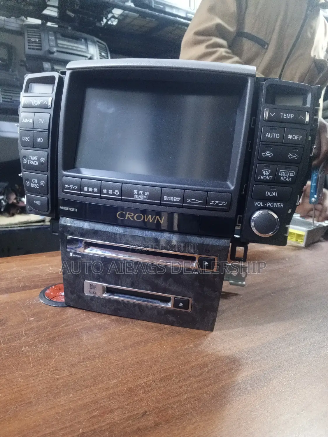 Radio Screen Toyota Crown With 2 Fan's.