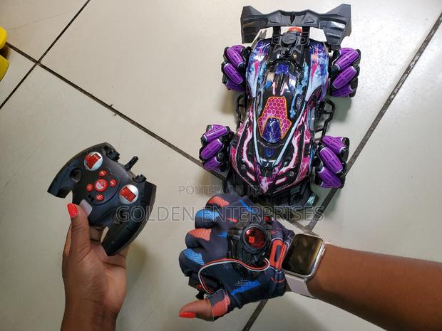 Rc Stunt Car With Kinetic Sensing Gloves and Controller - main view