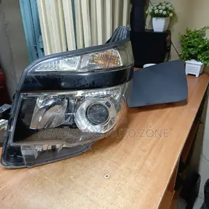 Voxy 2013 Headlight Zenon. LHS