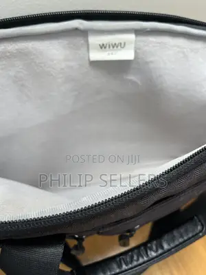 Wiwu Tailored 13” Macbook Air Laptop Hand/Shoulder Carry Tot