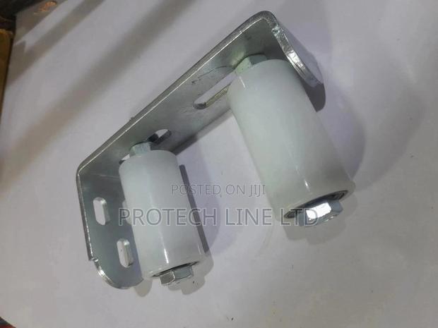 Slide Gate L Bracket With Rollers - thumbnail 4