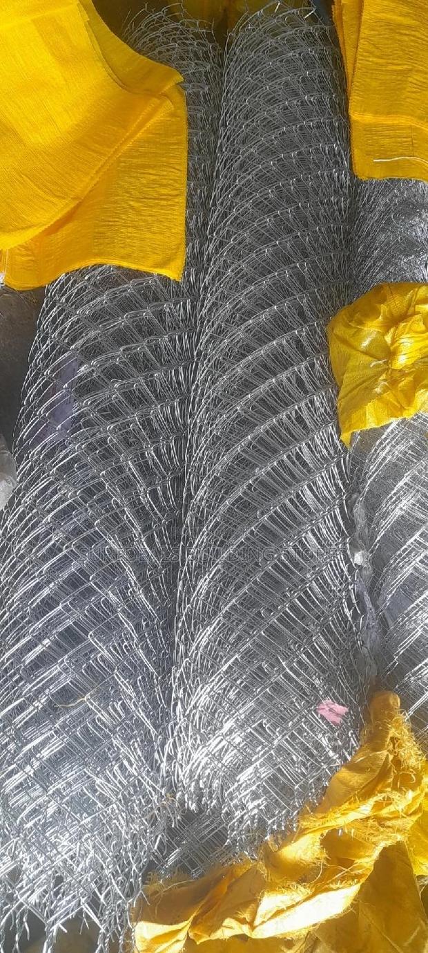 Twisted-End Galvanized Chainlink Wire Mesh for Fencing 4ft - main view