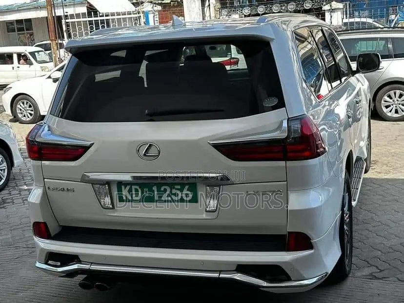 Lexus LX 570 AWD 2017 White