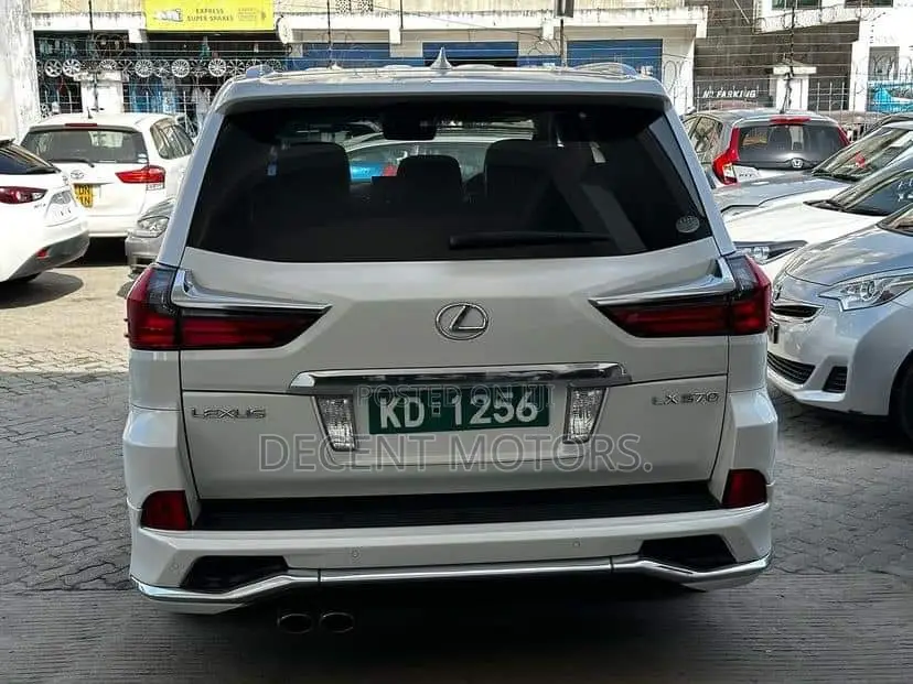 Lexus LX 570 AWD 2017 White