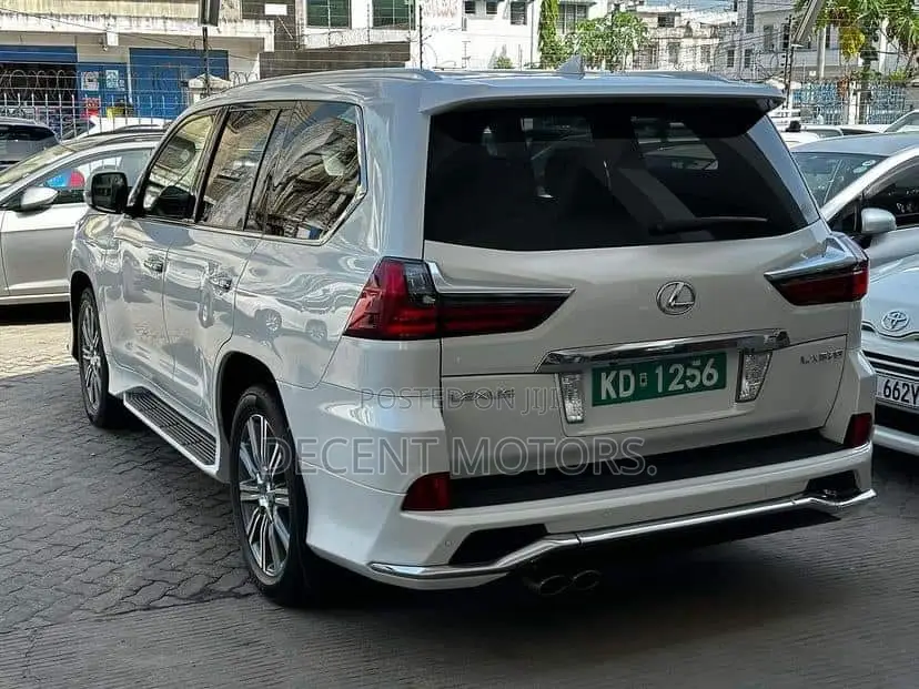 Lexus LX 570 AWD 2017 White